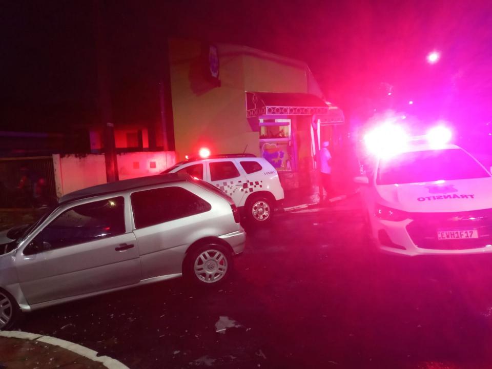 Foto 2 de 4 — Caminhonete invade loja após colisão em Araraquara